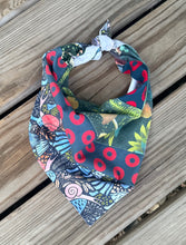 Load image into Gallery viewer, Patchwork Bandana M fauna

